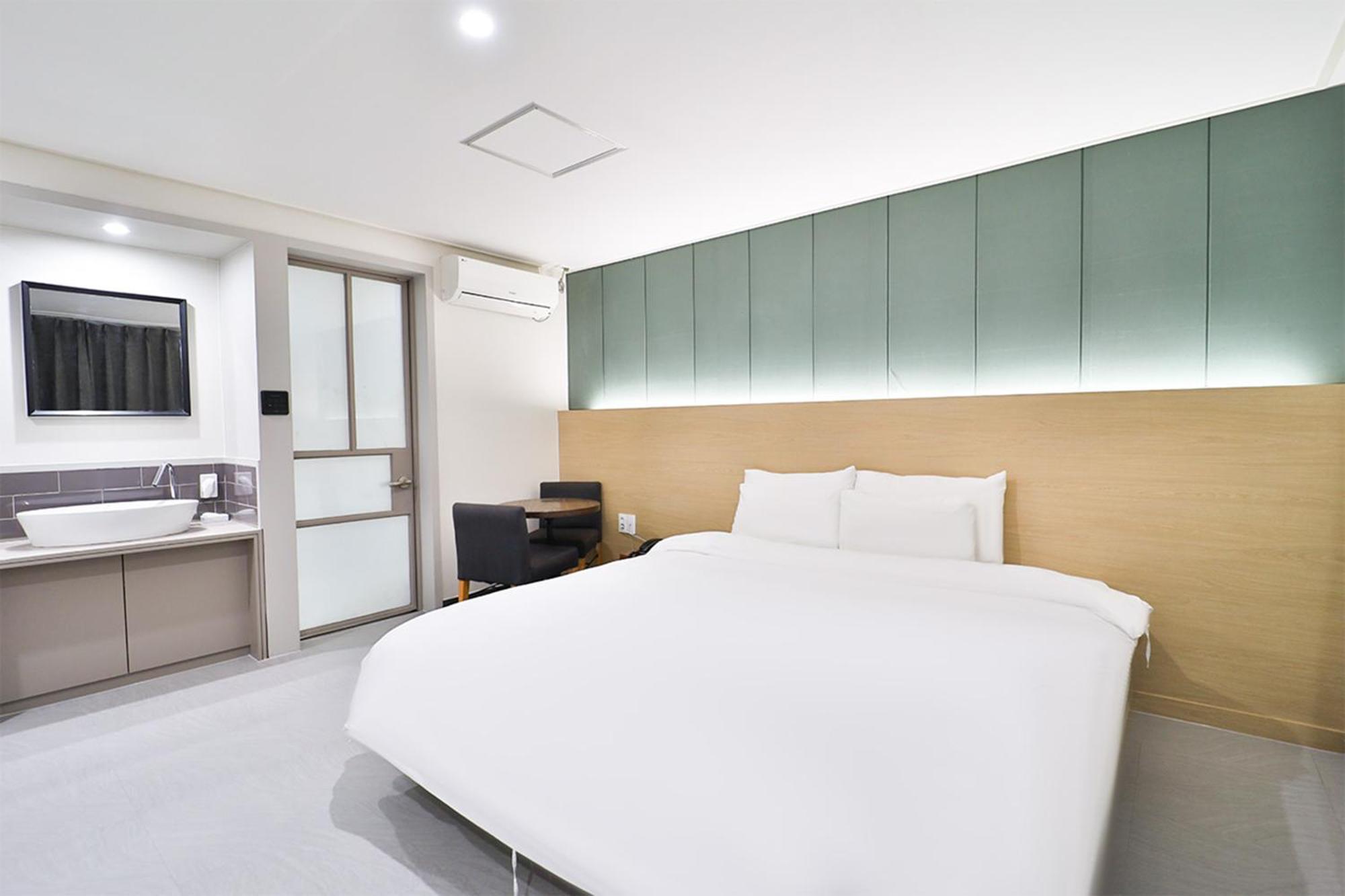 Calm Rest Hotel Busan Sasang Екстер'єр фото