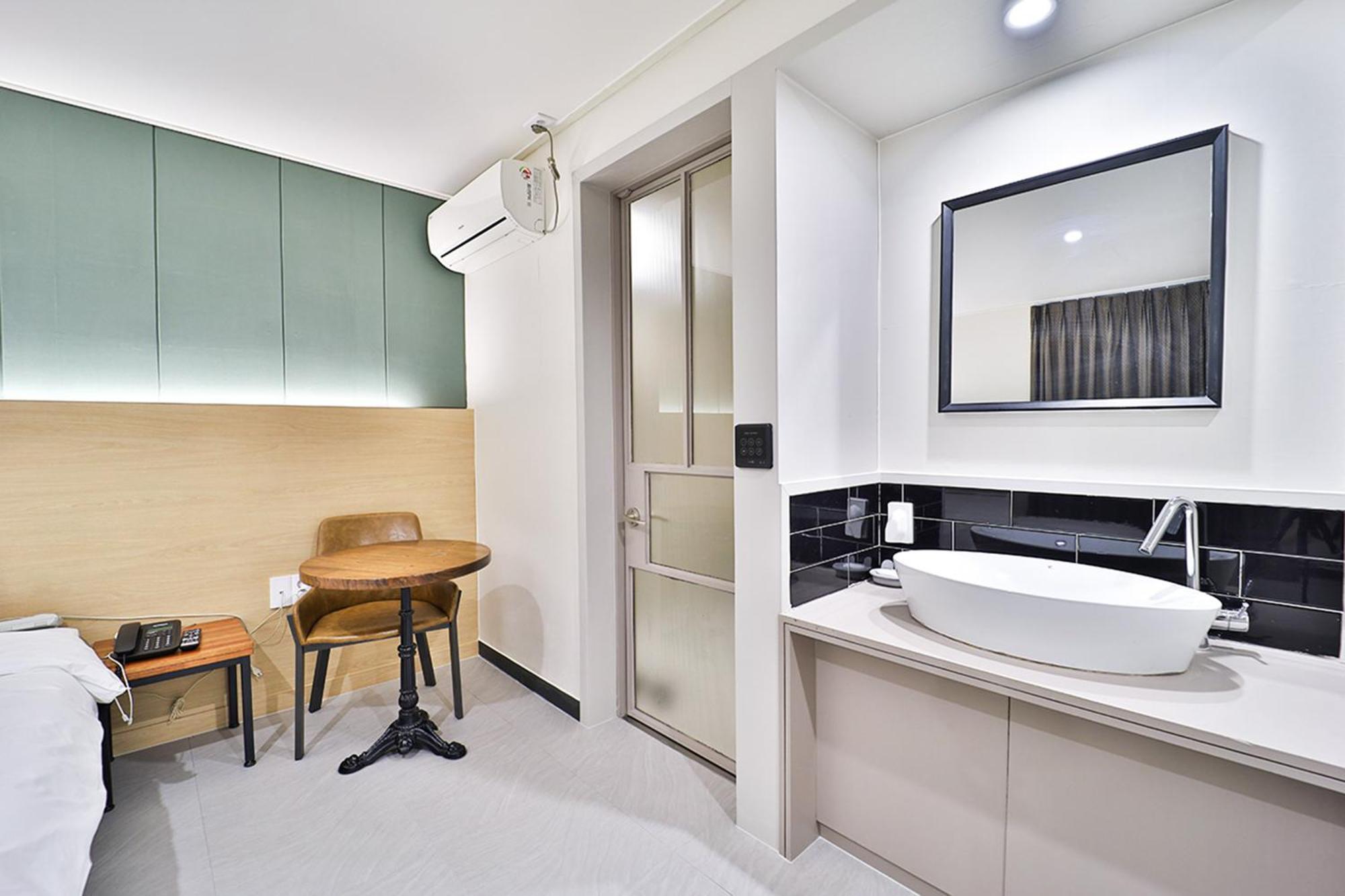 Calm Rest Hotel Busan Sasang Екстер'єр фото
