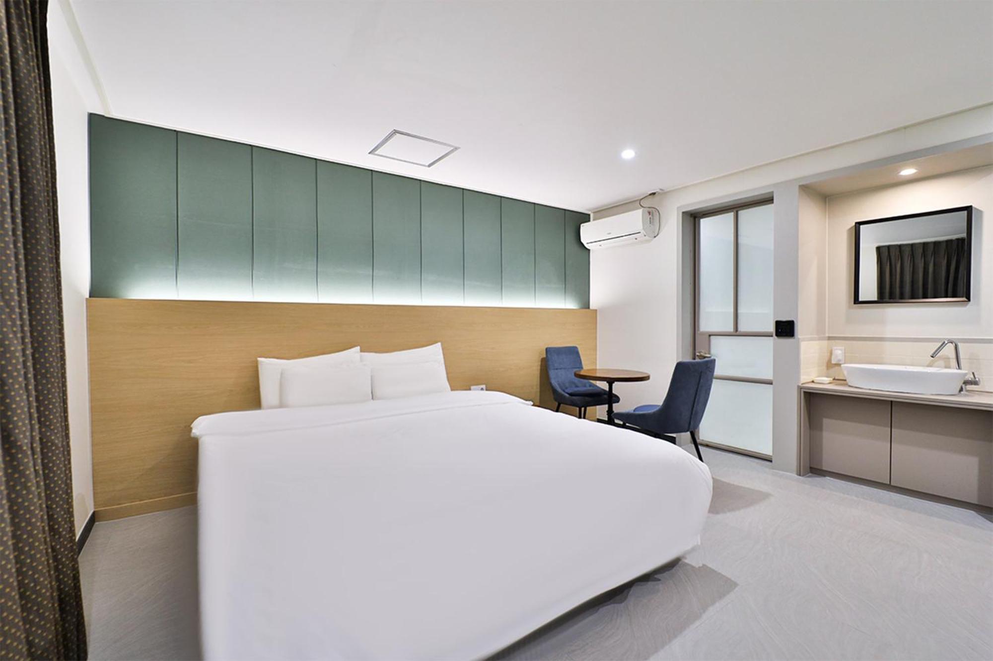 Calm Rest Hotel Busan Sasang Екстер'єр фото