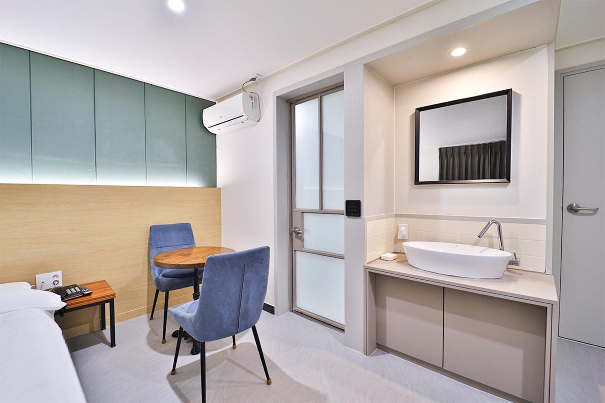 Calm Rest Hotel Busan Sasang Екстер'єр фото