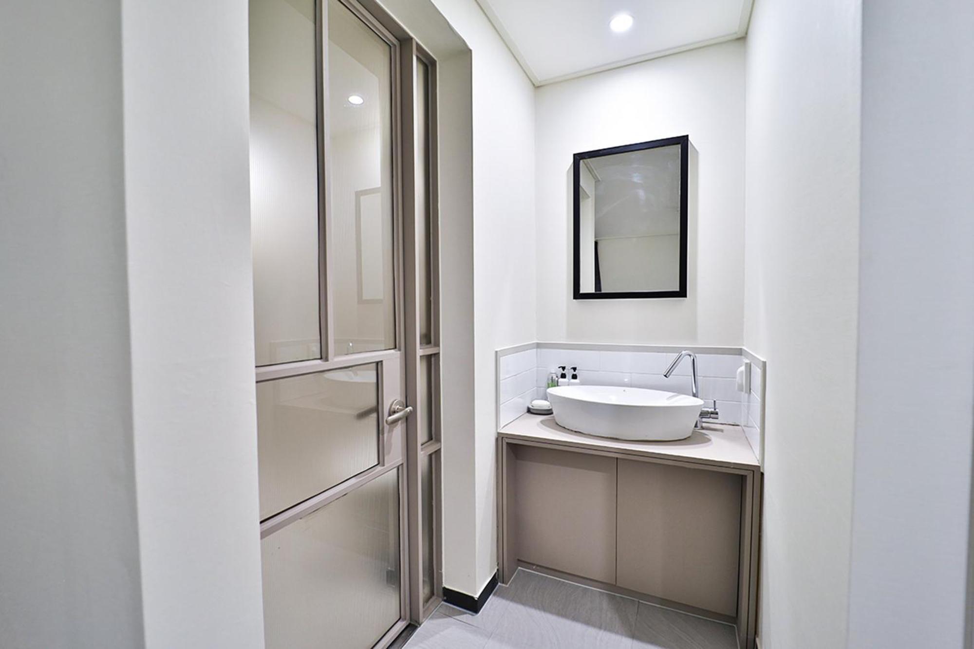 Calm Rest Hotel Busan Sasang Екстер'єр фото